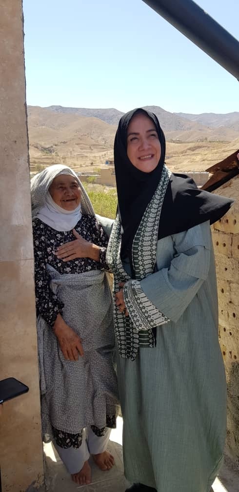 بازدید معاون صنایع دستی و هنرهای سنتی وزارت میراث فرهنگی از کارگاه‌های فرت بافی روستای پشته؛ اشتغال‌زایی ۶۰۰ نفری با برند «حریر پشته» 