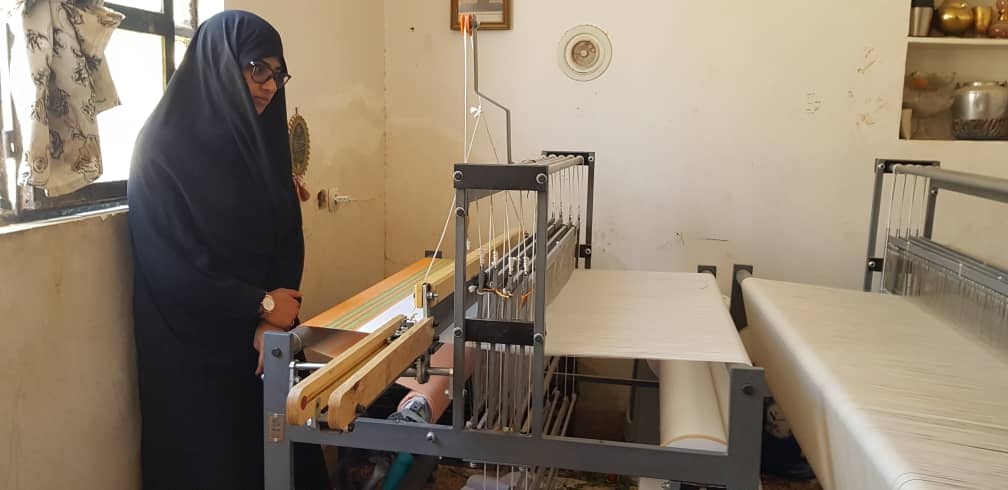 بازدید معاون صنایع دستی و هنرهای سنتی وزارت میراث فرهنگی از کارگاههای فرت بافی روستای پشته؛ اشتغالزایی ۶۰۰ نفری با برند «حریر پشته»