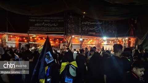 فعالیت خادمین موکب مصباح الهدی حسینیه اعظم زنجان در مسیر نجف اشرف به کربلای معلی