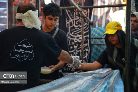 فعالیت خادمین موکب مصباح الهدی حسینیه اعظم زنجان در مسیر نجف اشرف به کربلای معلی