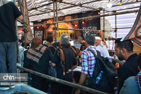 فعالیت خادمین موکب مصباح الهدی حسینیه اعظم زنجان در مسیر نجف اشرف به کربلای معلی