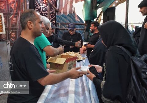 فعالیت خادمین موکب مصباح الهدی حسینیه اعظم زنجان در مسیر نجف اشرف به کربلای معلی