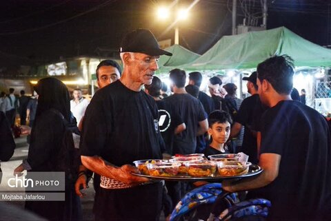 فعالیت خادمین موکب مصباح الهدی حسینیه اعظم زنجان در مسیر نجف اشرف به کربلای معلی