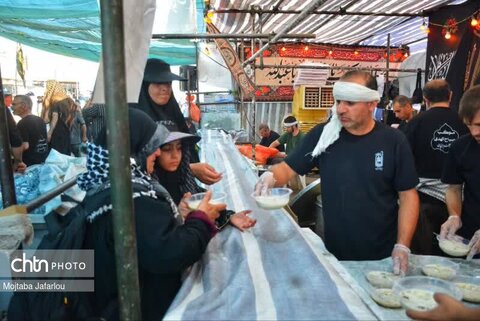 فعالیت خادمین موکب مصباح الهدی حسینیه اعظم زنجان در مسیر نجف اشرف به کربلای معلی