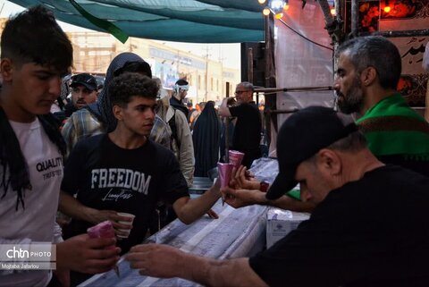 فعالیت خادمین موکب مصباح الهدی حسینیه اعظم زنجان در مسیر نجف اشرف به کربلای معلی