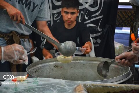 فعالیت خادمین موکب مصباح الهدی حسینیه اعظم زنجان در مسیر نجف اشرف به کربلای معلی
