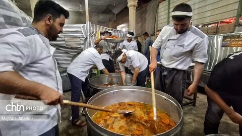 فعالیت خادمین موکب مصباح الهدی حسینیه اعظم زنجان در مسیر نجف اشرف به کربلای معلی