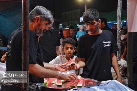 فعالیت خادمین موکب مصباح الهدی حسینیه اعظم زنجان در مسیر نجف اشرف به کربلای معلی