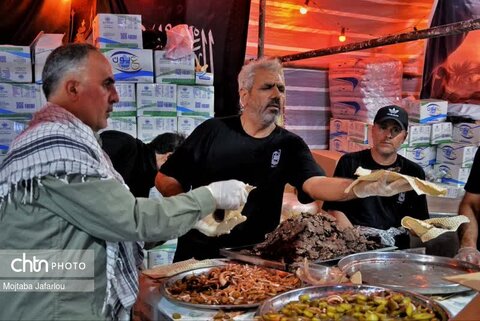 فعالیت خادمین موکب مصباح الهدی حسینیه اعظم زنجان در مسیر نجف اشرف به کربلای معلی