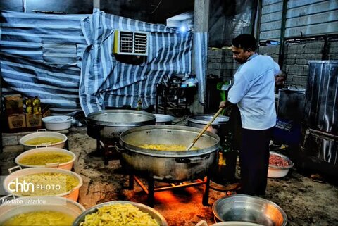 فعالیت خادمین موکب مصباح الهدی حسینیه اعظم زنجان در مسیر نجف اشرف به کربلای معلی