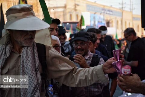 فعالیت خادمین موکب مصباح الهدی حسینیه اعظم زنجان در مسیر نجف اشرف به کربلای معلی