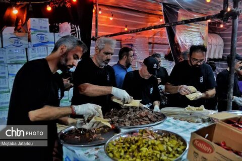 فعالیت خادمین موکب مصباح الهدی حسینیه اعظم زنجان در مسیر نجف اشرف به کربلای معلی