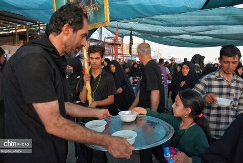پذیرایی از زائران پیاده اربعین حسینی  توسط حسینیه اعظم زنجان