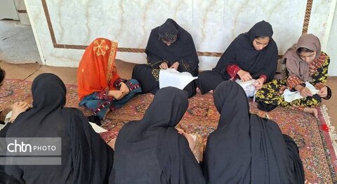 توانمندسازی بانوان روستای اکبرآباد شهرستان هامون با آموزش صنایع‌دستی