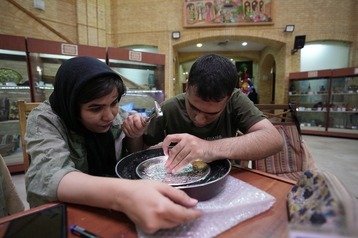 هشتی وزارت میراث‌فرهنگی، خانه طلوع خورشید هنر و امید کودکان آهسته گام/ لبخند رضایت مربی و خورشید زیبایی که به مادر هدیه شد