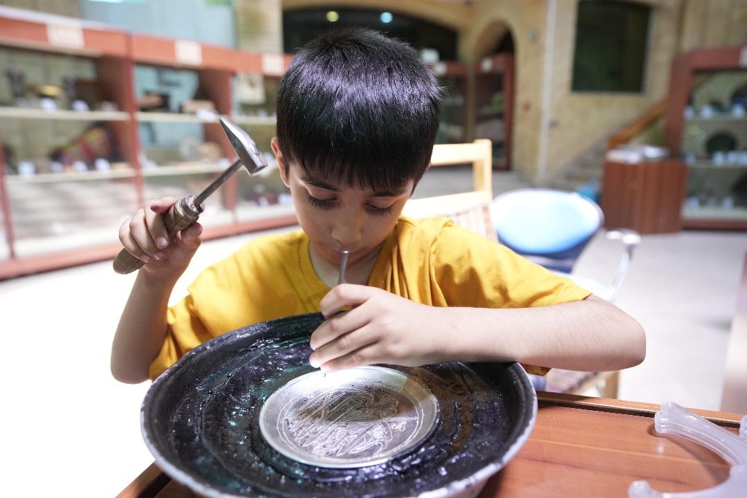 هشتی وزارت میراثفرهنگی، خانه طلوع خورشید هنر و امید کودکان مبتلا به اوتیسم/ لبخند رضایت مربی و خورشید زیبایی که به مادر هدیه شد