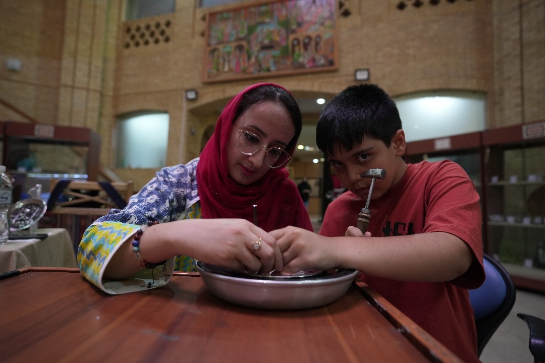 هشتی وزارت میراثفرهنگی، خانه طلوع خورشید هنر و امید کودکان مبتلا به اوتیسم/ لبخند رضایت مربی و خورشید زیبایی که به مادر هدیه شد