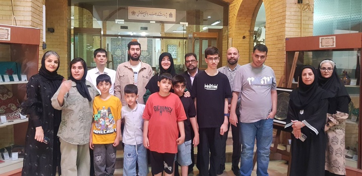 بازدید معاون صنایع‌دستی از نمایشگاه هنرجویان آهسته‌گام؛ درخشش ۴۰ اثر قلم‌زنی در هنر درمانی