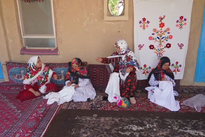 هنرگلدوزی در روستای قلعه بالا؛ روایت نقش‌ها، نخ‌ها و نسل‌ها