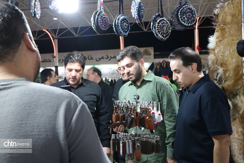 بازدید عباس میرزاد معاون هماهنگی امور اقتصادی استانداری و فرزاد شریفی مدیرکل میراث فرهنگی، گردشگری و صنایع‌دستی استان از نمایشگاه صنایع‌دستی در پایانه برکت مرز مهران