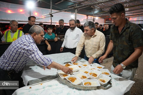 توزیع ۳۶۶هزار پُرس غذای اصلی و میانوعده توسط موکب امامزادگان قم در سامراء توزیع ۳۶۶هزار پُرس غذای اصلی و میانوعده توسط موکب امامزادگان قم در سامراء