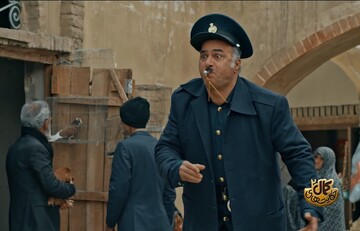 همه به این مامور شهربانی می‌خندند! 