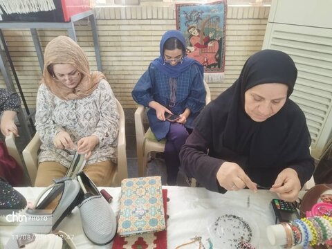 نمایشگاه صنایع‌دستی و سوغات زائر در پایانه مرزی شلمچه و راه‌آهن خرمشهر برپا است