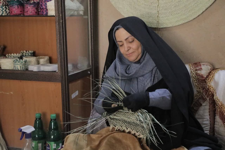 بادبزن‌های دست‌باف بافق؛ هنری اصیل در خدمت زائران پیاده اربعین