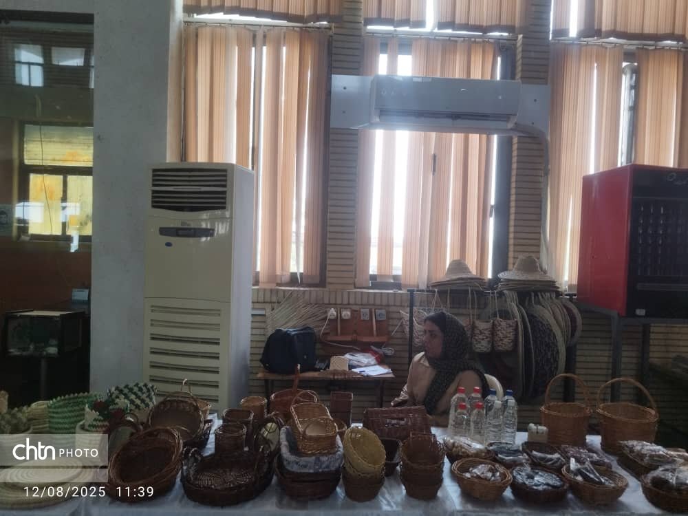 نمایشگاه صنایعدستی و سوغات زائر در پایانه مرزی شلمچه و راهآهن خرمشهر برپا است