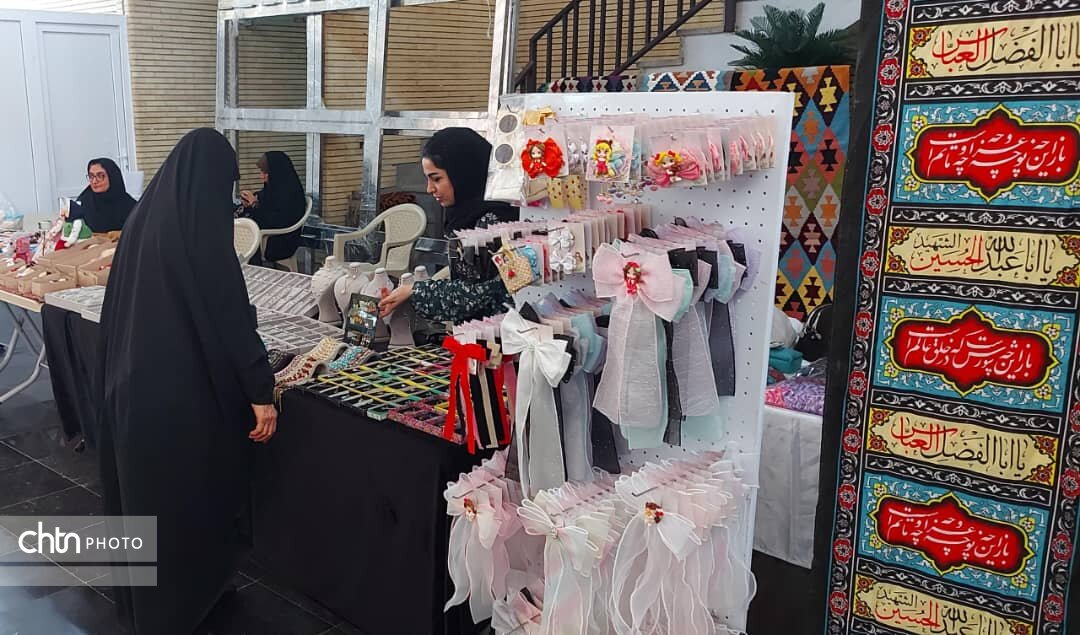 نمایشگاه صنایع‌دستی و سوغات زائر در پایانه مرزی شلمچه و راه‌آهن خرمشهر برپا است