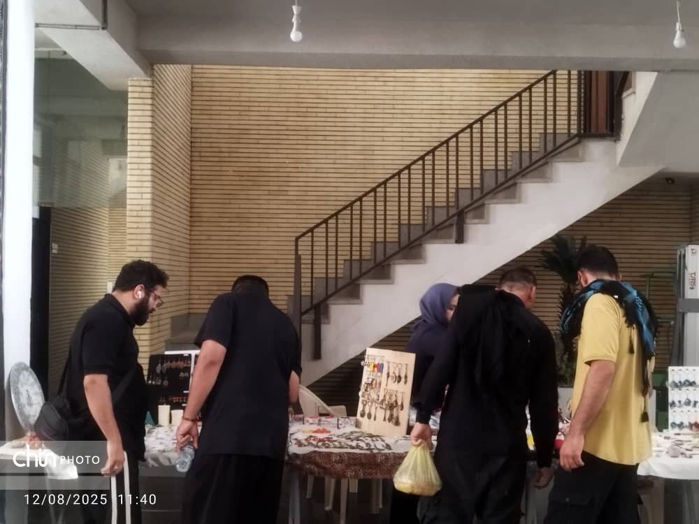 نمایشگاه صنایع‌دستی و سوغات زائر در پایانه مرزی شلمچه و راه‌آهن خرمشهر برپا است