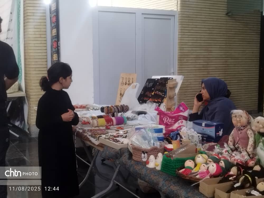 نمایشگاه صنایع‌دستی و سوغات زائر در پایانه مرزی شلمچه و راه‌آهن خرمشهر برپا است
