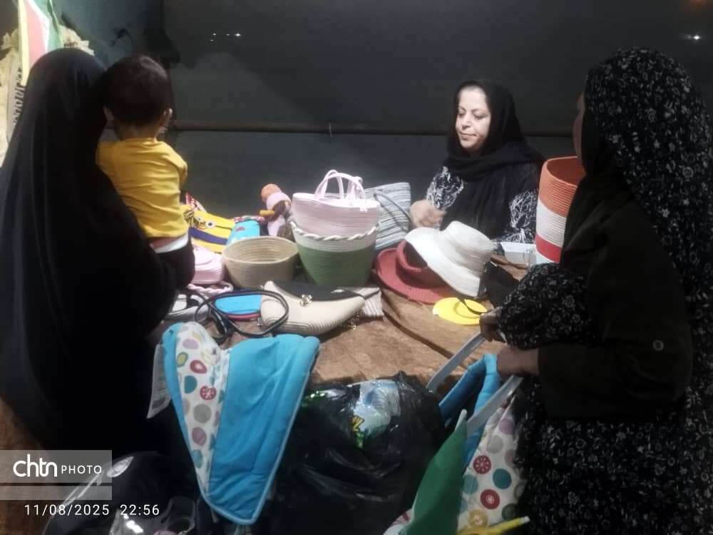 نمایشگاه صنایع‌دستی و سوغات زائر در پایانه مرزی شلمچه و راه‌آهن خرمشهر برپا است