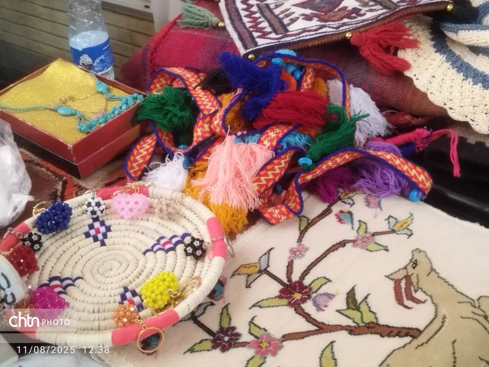 نمایشگاه صنایع‌دستی و سوغات زائر در پایانه مرزی شلمچه و راه‌آهن خرمشهر برپا است