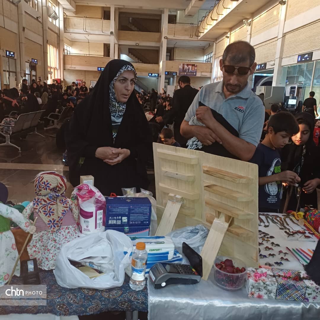 نمایشگاه صنایع‌دستی و سوغات زائر در پایانه مرزی شلمچه و راه‌آهن خرمشهر برپا است