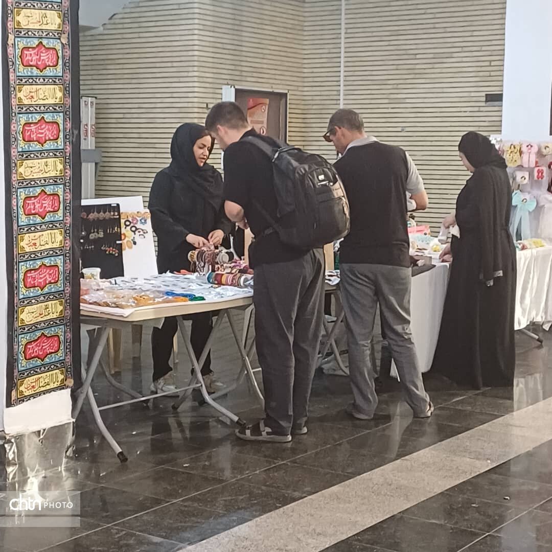 نمایشگاه صنایع‌دستی و سوغات زائر در پایانه مرزی شلمچه و راه‌آهن خرمشهر برپا است