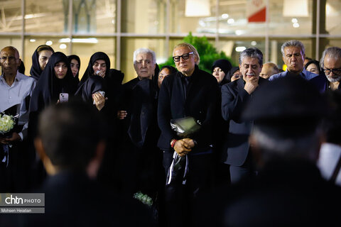 ورود پیکر استاد فرشچیان به اصفهان