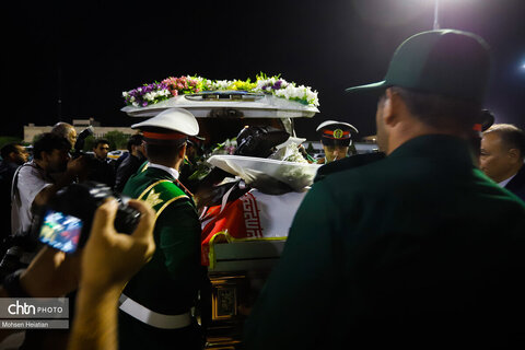 ورود پیکر استاد فرشچیان به اصفهان