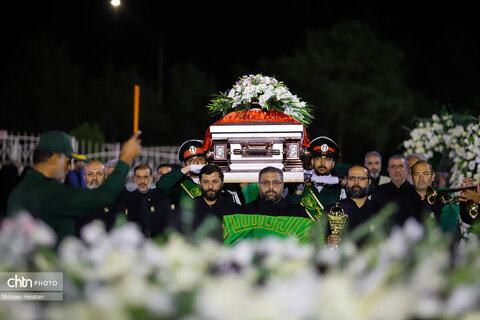 ورود پیکر استاد فرشچیان به اصفهان