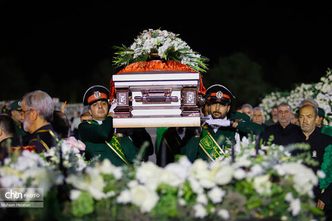 ورود پیکر استاد فرشچیان به اصفهان