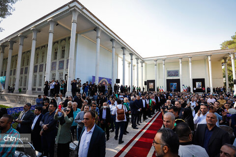 پیکر استاد فرشچیان در کنار صائب تبریزی آرام گرفت