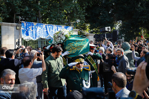 پیکر استاد فرشچیان در کنار صائب تبریزی آرام گرفت