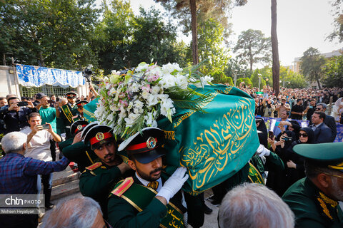 پیکر استاد فرشچیان در کنار صائب تبریزی آرام گرفت