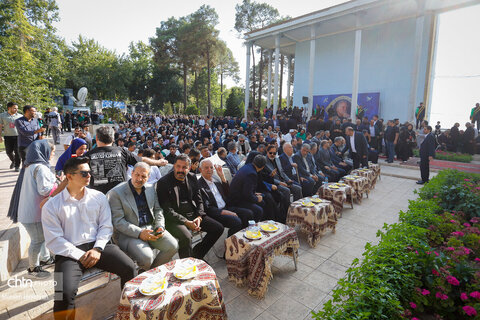 پیکر استاد فرشچیان در کنار صائب تبریزی آرام گرفت