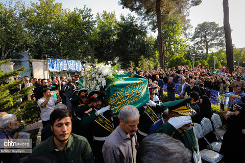 پیکر استاد فرشچیان در کنار صائب تبریزی آرام گرفت