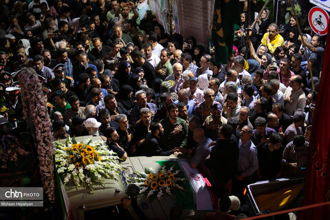 پیکر استاد فرشچیان در کنار صائب تبریزی آرام گرفت