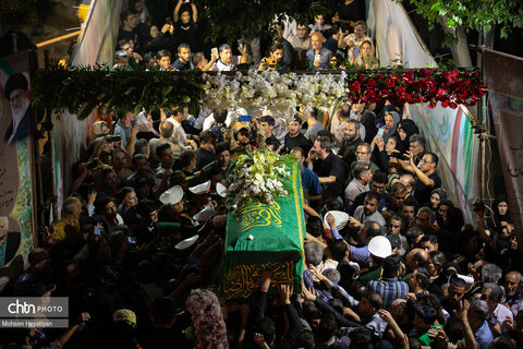 پیکر استاد فرشچیان در کنار صائب تبریزی آرام گرفت