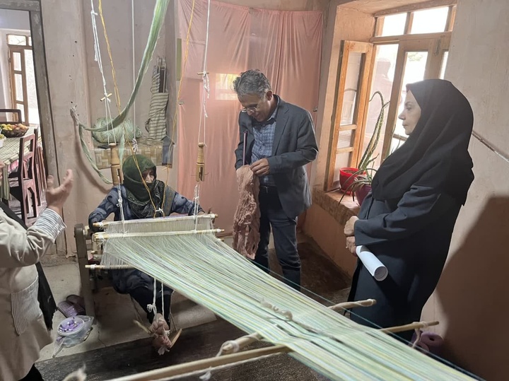 بازدید نهایی ارزیاب وزارت میراث‌فرهنگی از روستای رویین برای ثبت ملی چادرشب‌بافی