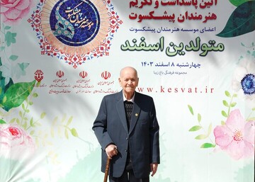 یاد و هنر استاد ذبیح الله احمدی در تاروپود زربفت‌های حرم رضوی جاودانه شد