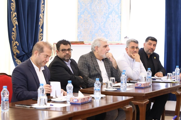 نشست مدیران وزارتخانه با کارکنان پایگاه‌های جهانی تخت‌جمشید و پاسارگاد/ ارتقای وضعیت میراث جهانی در دستور کار